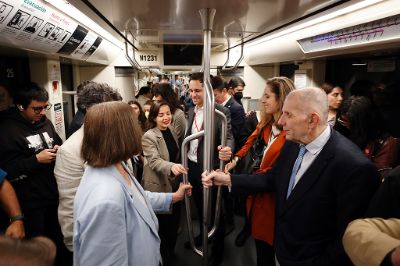 Las autoridades llegaron hasta el Estadiol Nacional en Metro, en la estación que lleva el mismo nombre, y que será el transporte oficial para el evento. 